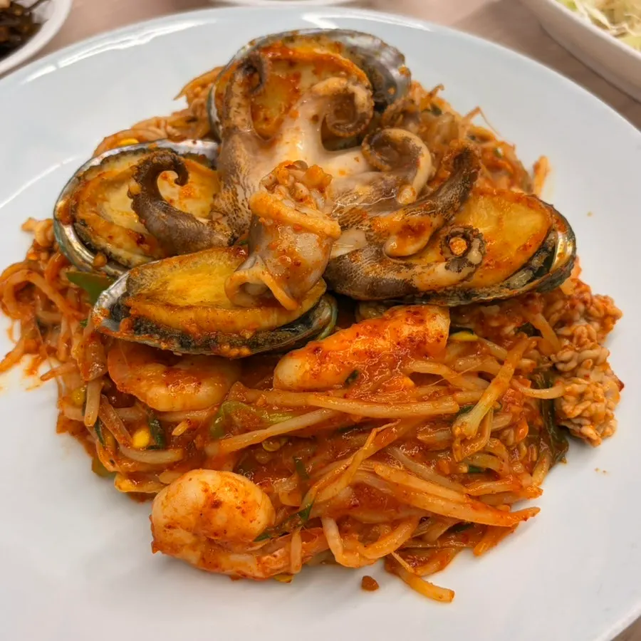 Abalone porridge paired with abalone seafood stew