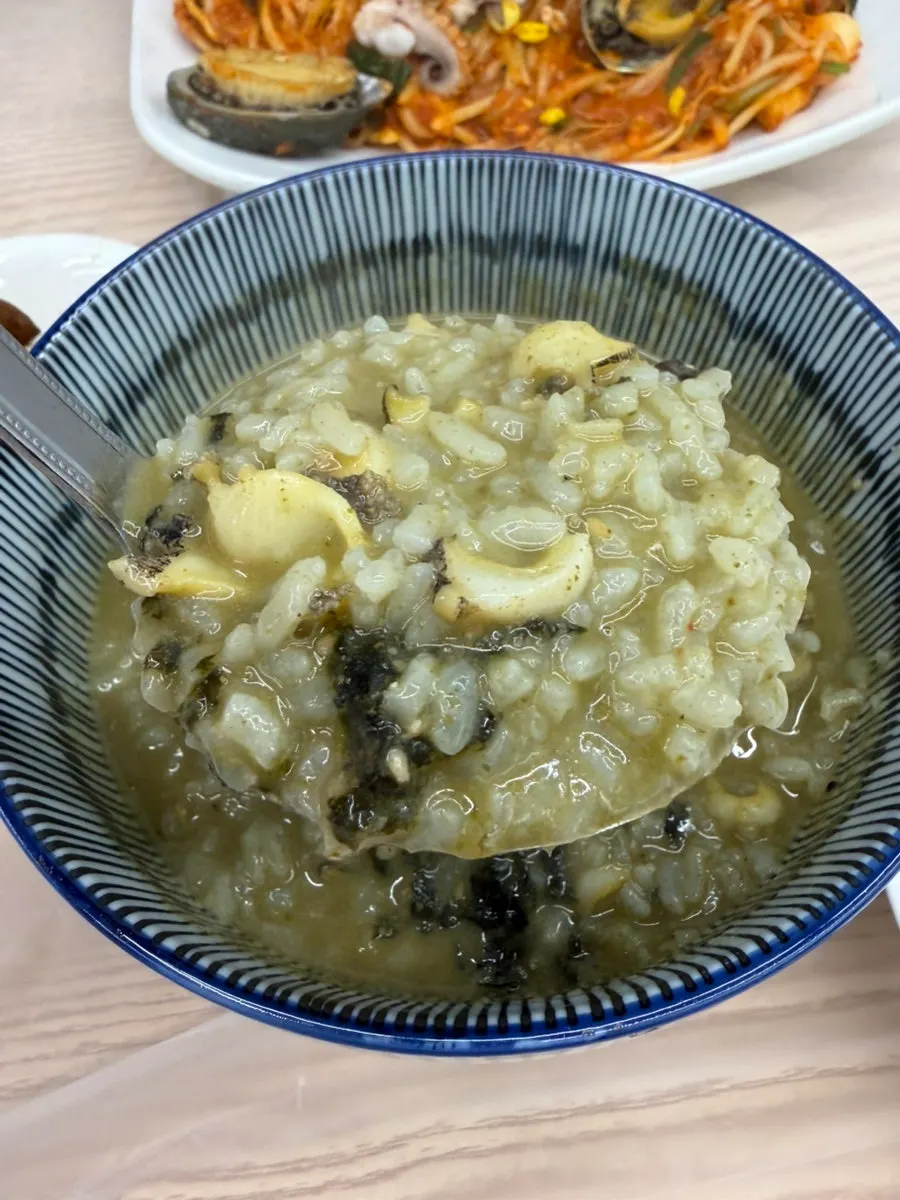 Abalone porridge loaded with abalone at Wando Cham Jeonbokjip