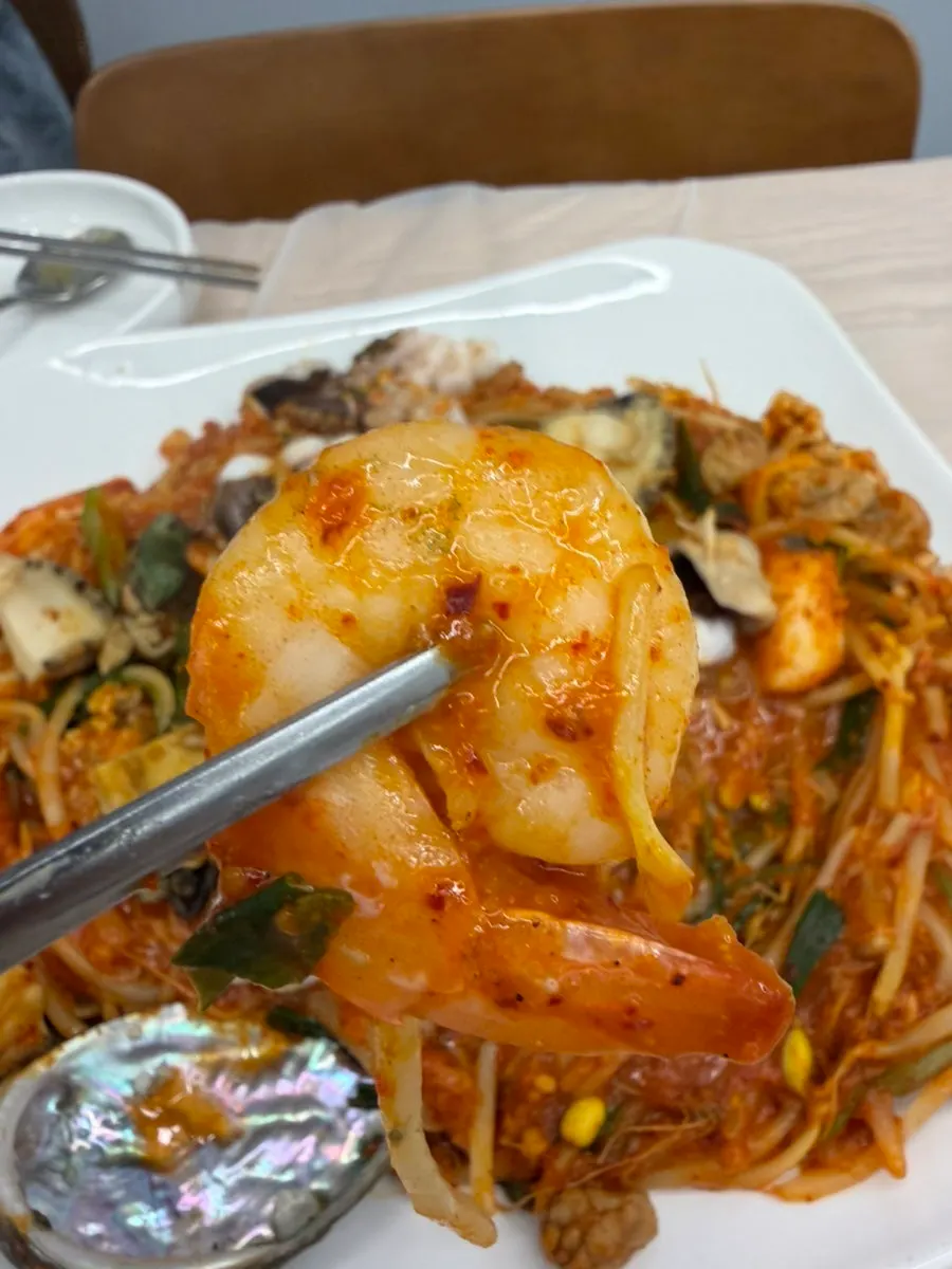 Seafood and bean sprouts tossed in sauce