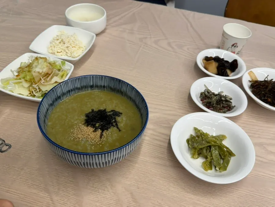 기본 반찬과 함께 나온 전복죽 한 상