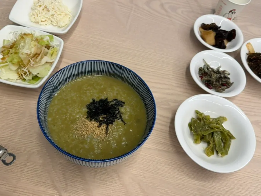 숟가락으로 뜬 전복죽 클로즈업