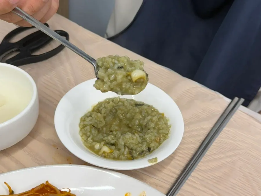 전복죽을 떠먹는 모습