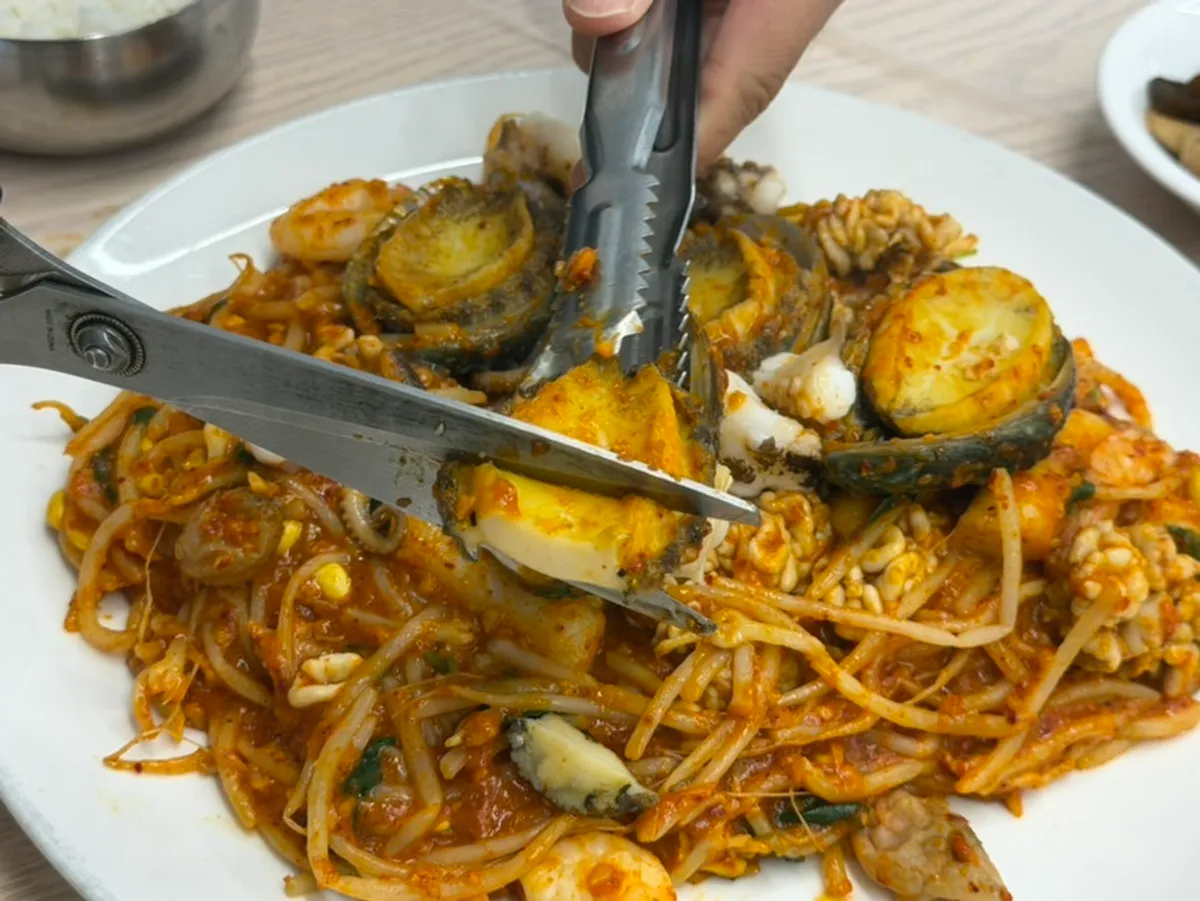 커다란 접시에 담긴 전복해물찜 소