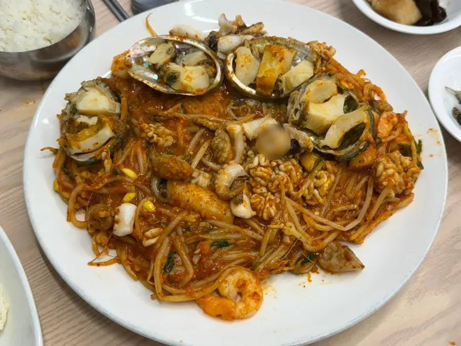 콩나물 위 전복과 낙지, 새우