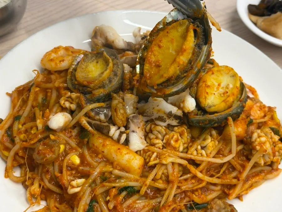 잘라 놓은 전복해물찜 속 전복