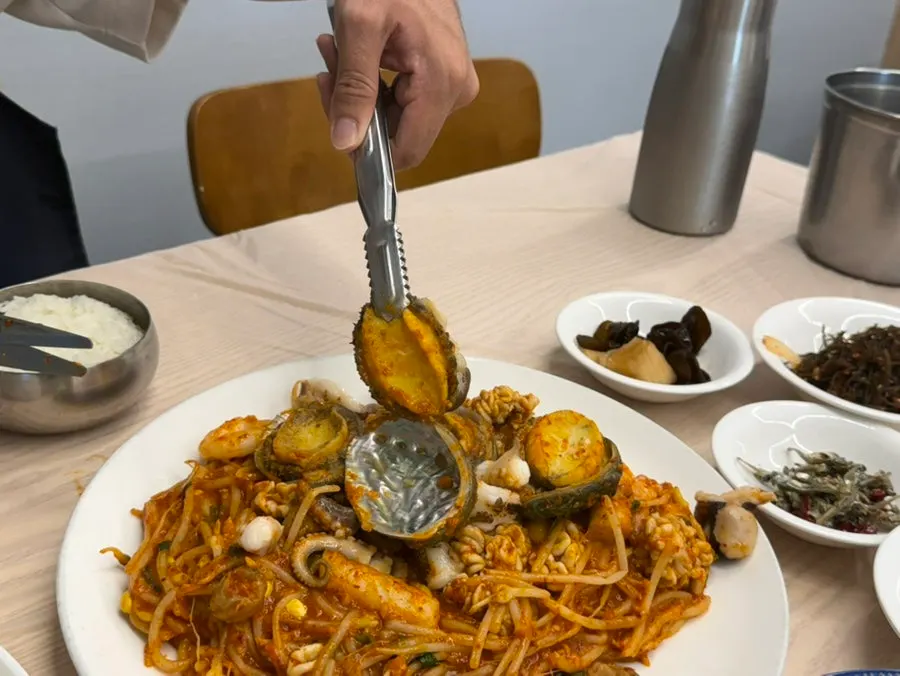 매콤한 양념이 밴 해물찜 콩나물
