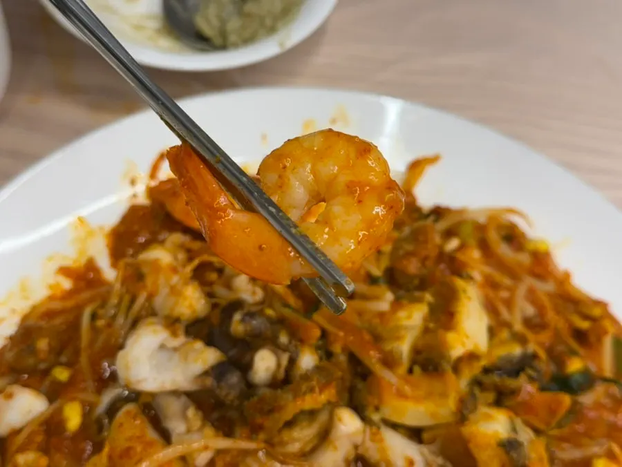양념 묻힌 콩나물과 해산물 한 젓가락