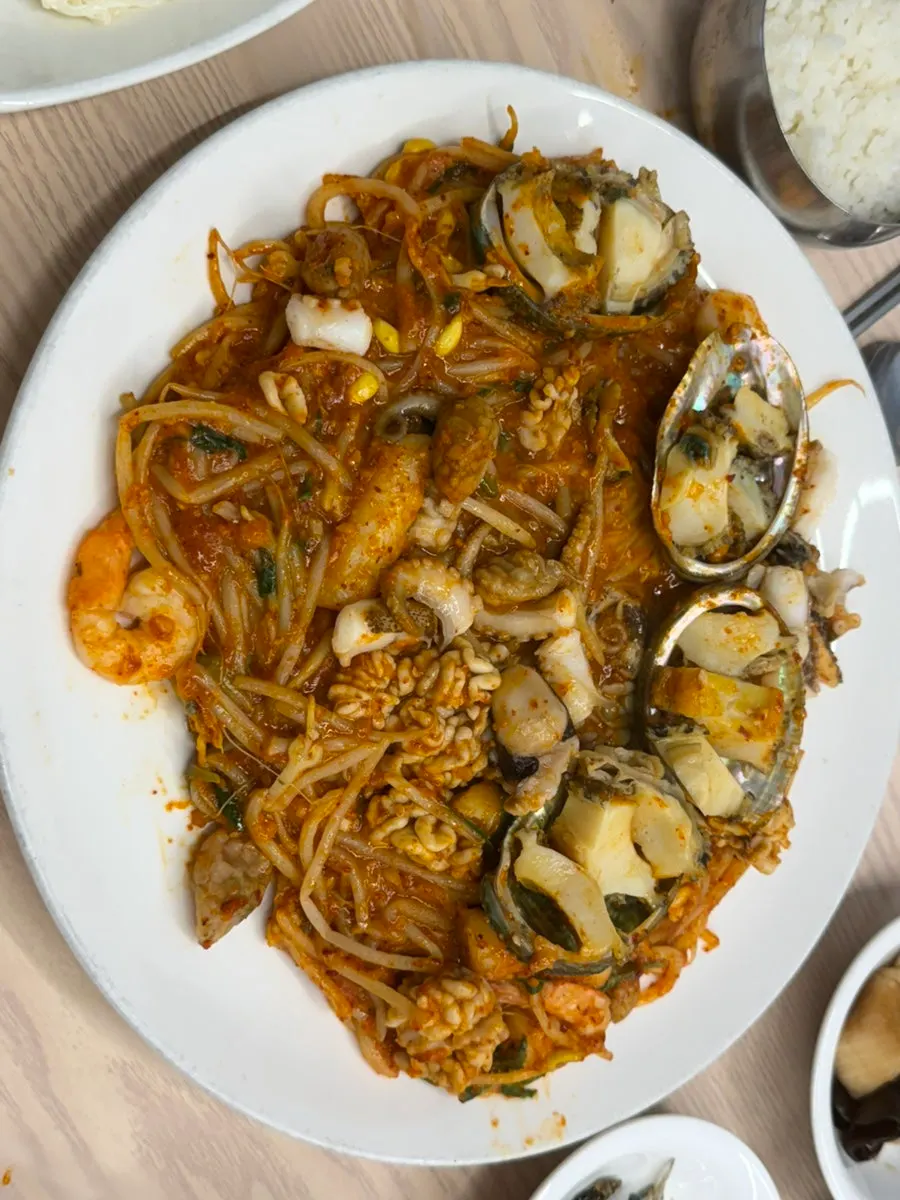 전복죽과 전복해물찜이 함께 놓인 테이블
