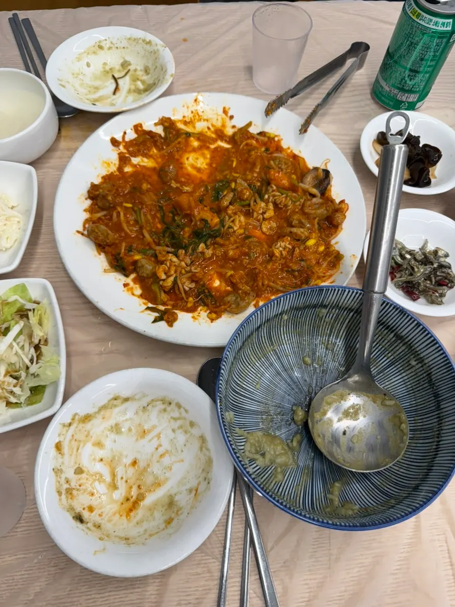 포장 손님이 오가는 완도참전복집 내부