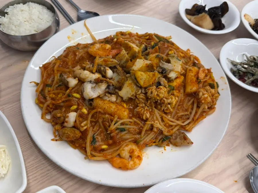 거의 비워진 전복해물찜 접시