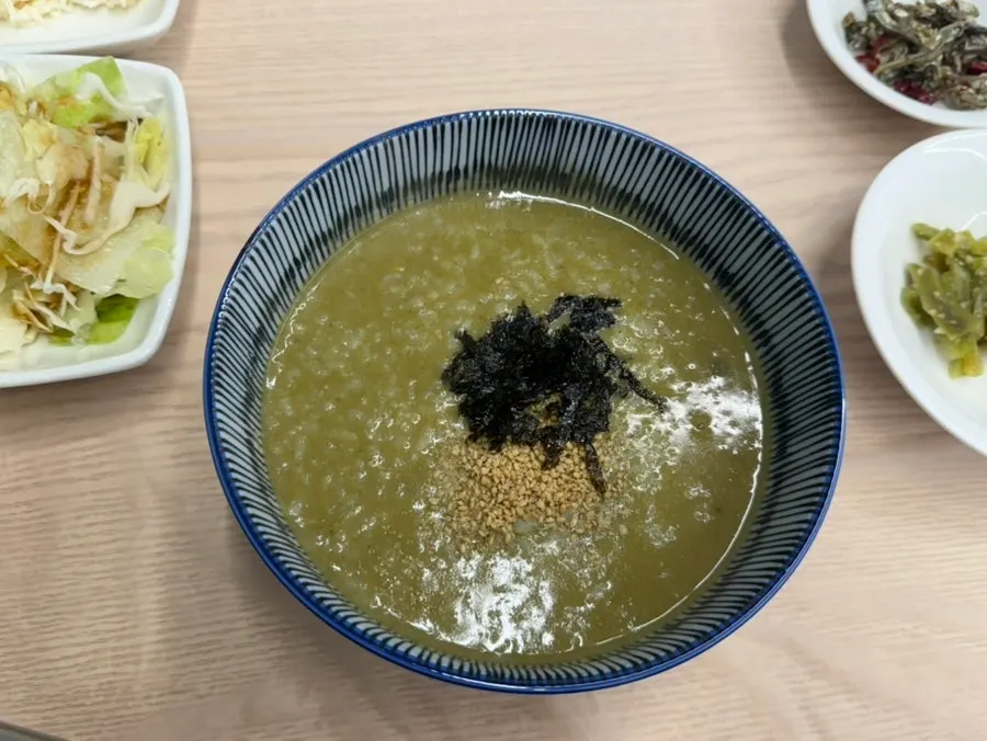 식사 마무리 무렵의 전복해물찜과 전복죽