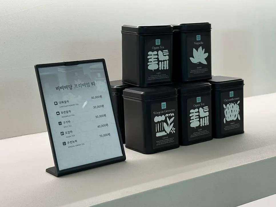 비비비당 카페 한켠의 판매 제품 진열