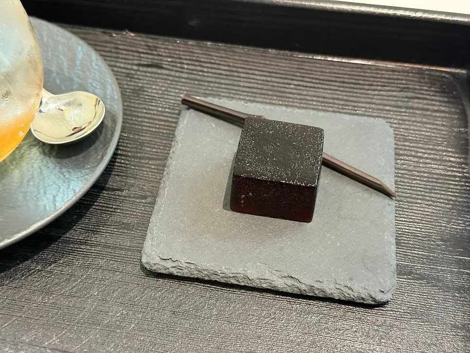 나뭇가지 모양 포크가 놓인 포도곤약젤리
