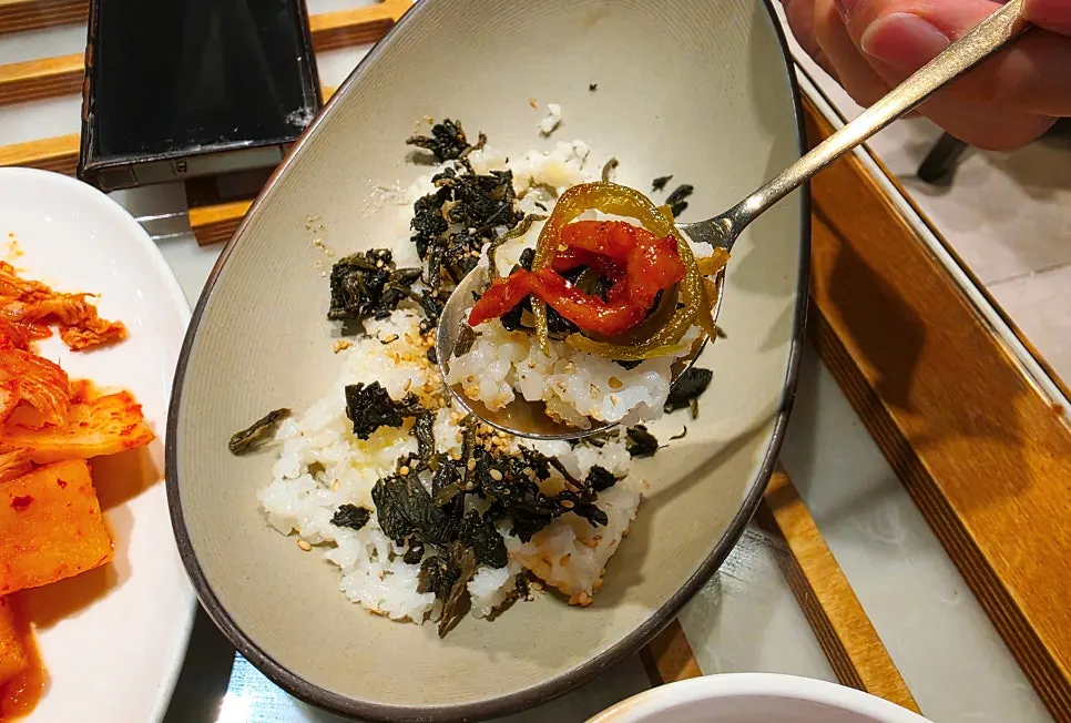 Ppyeoberest hot pot and its extra components
