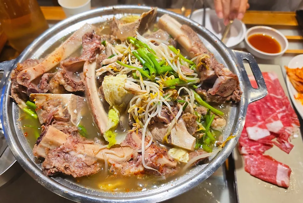 Beef bones and meat in the hot pot