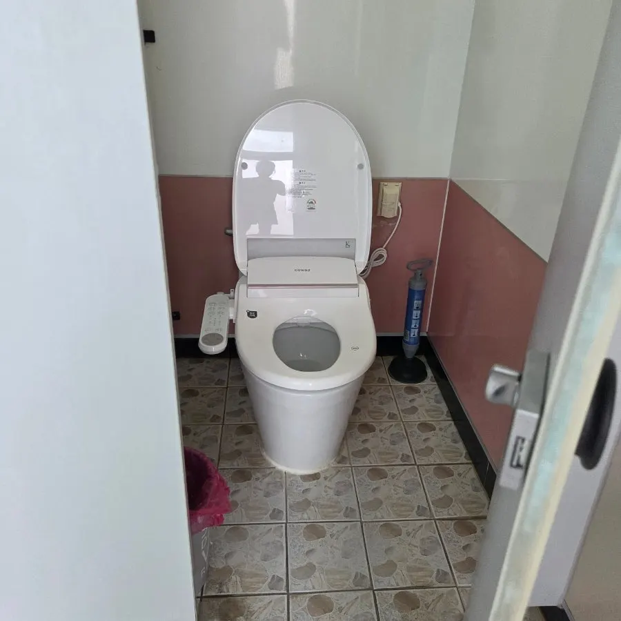 Interior of the outdoor restroom, equipped with AC and a bidet