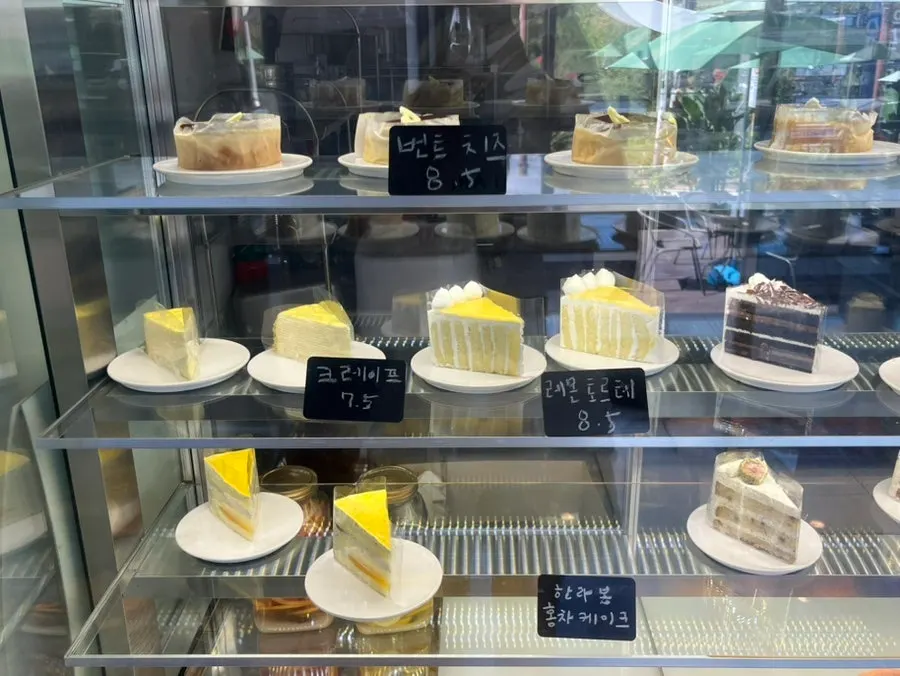 Café Yard's drink and dessert menu lineup