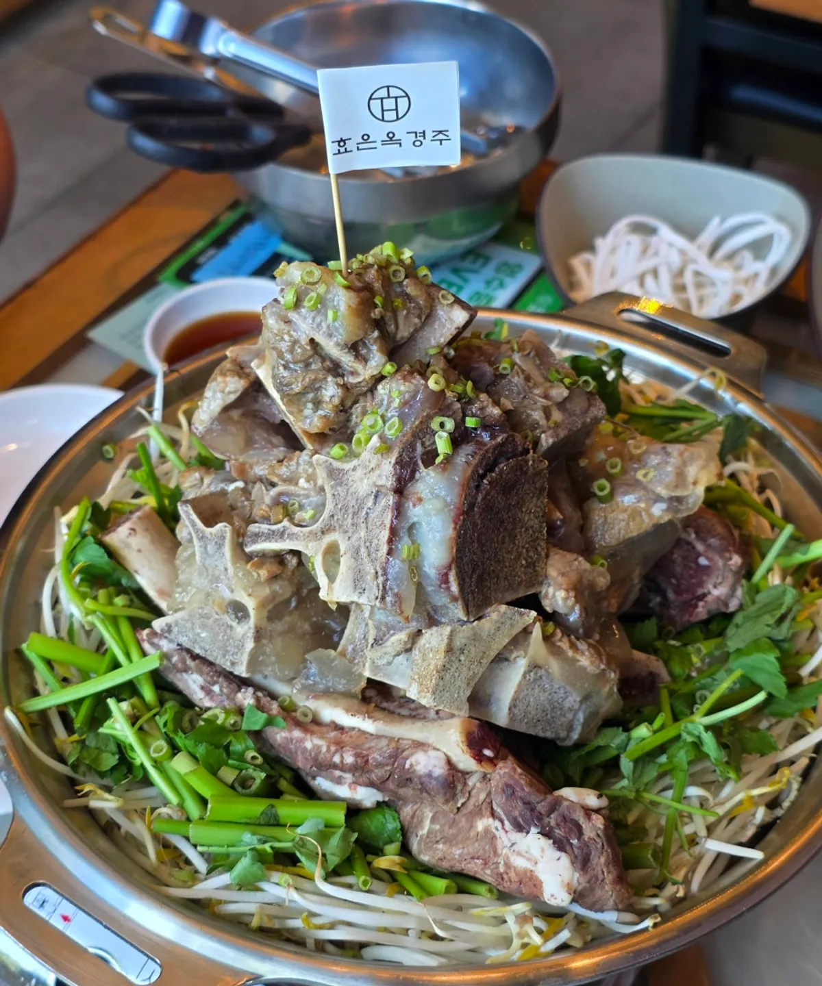 김치와 깍두기가 담긴 효은옥 반찬 한 접시