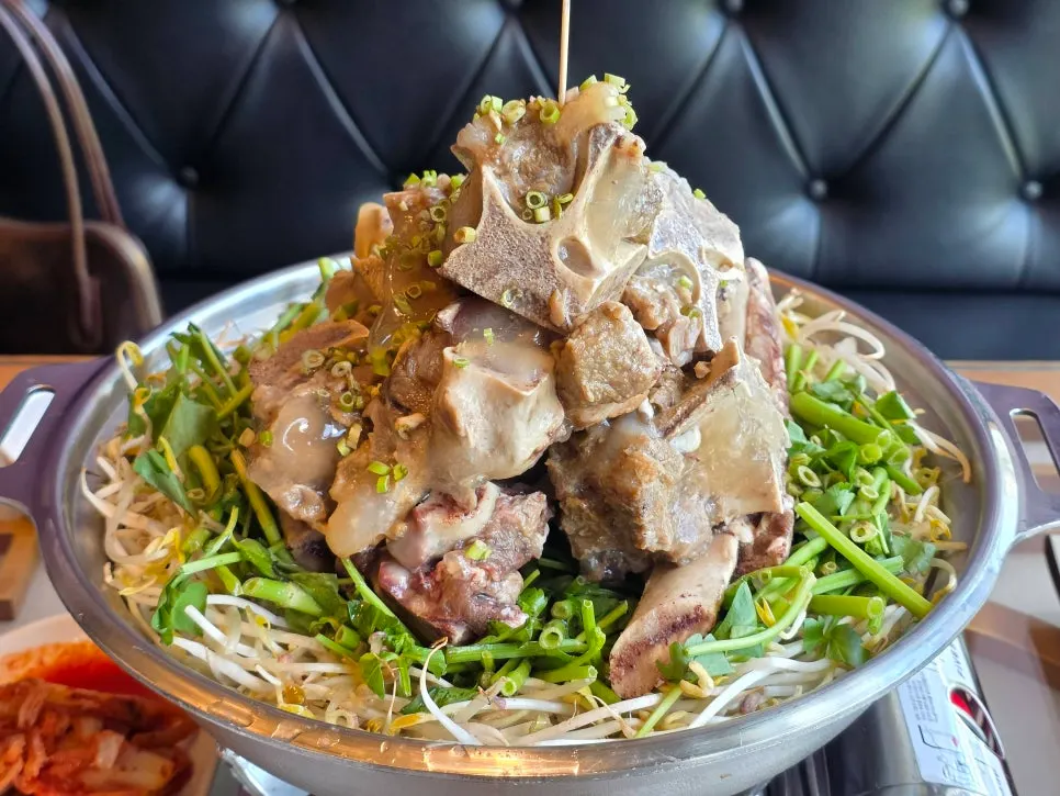 갈비뼈를 산처럼 쌓아올린 뼈베레스트 소갈비전골