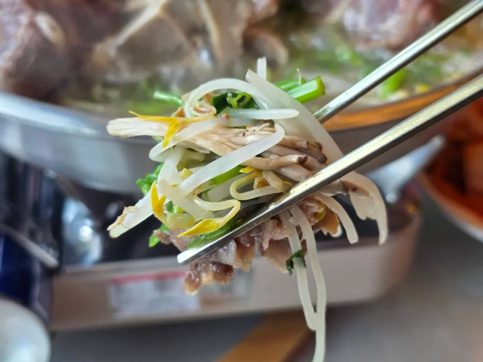 끓기 시작한 전골 속 미나리와 숙주