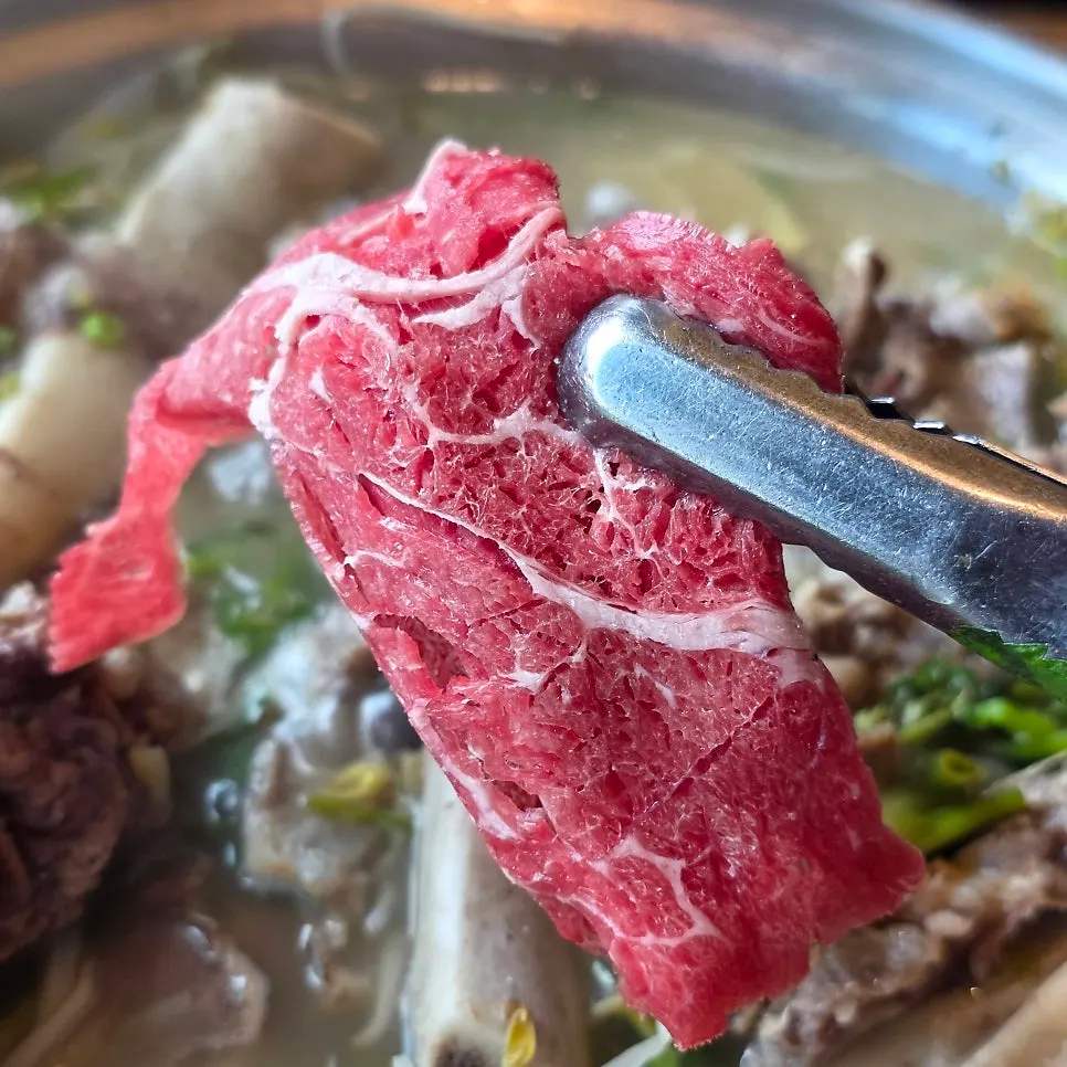 뼈를 발라낸 갈비살을 넣은 전골