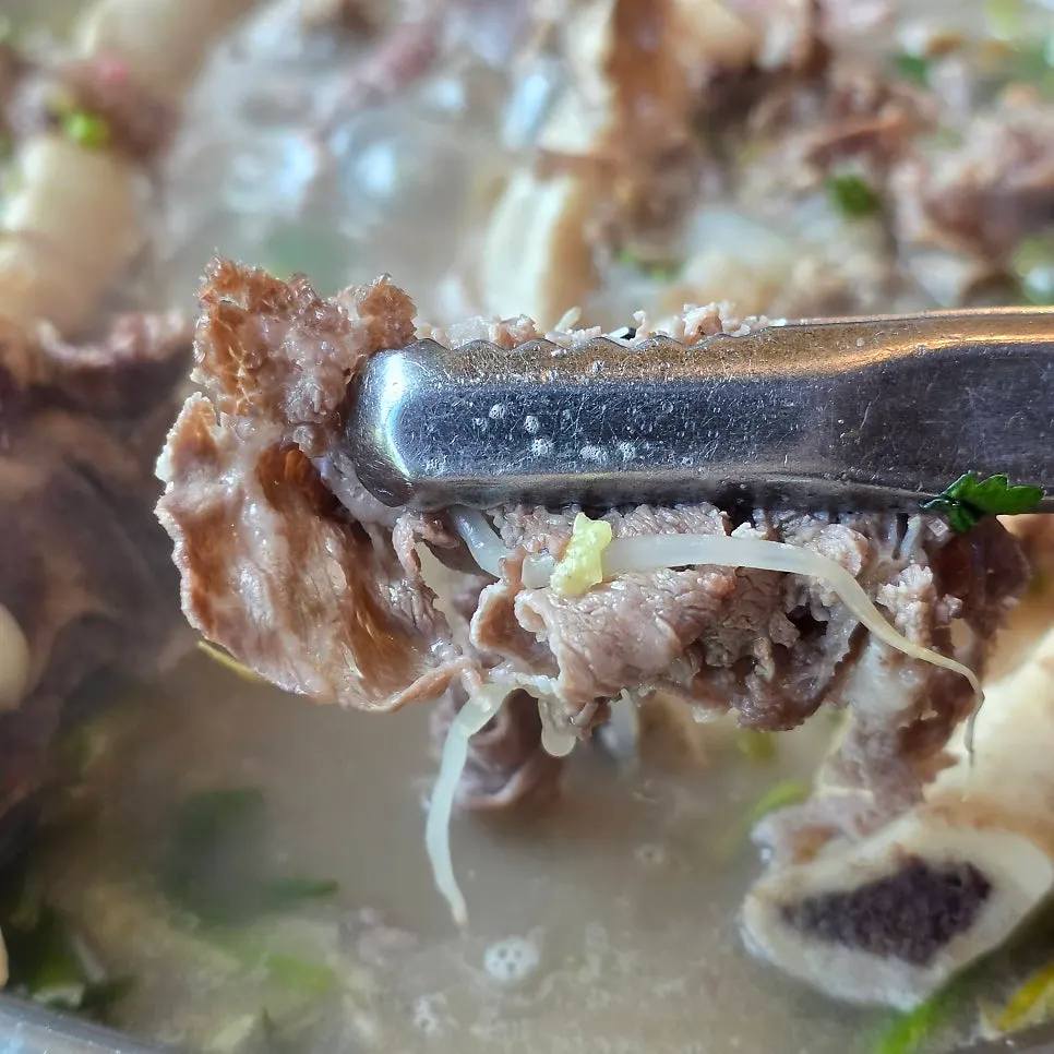 부드럽게 삶긴 갈비살 한 점