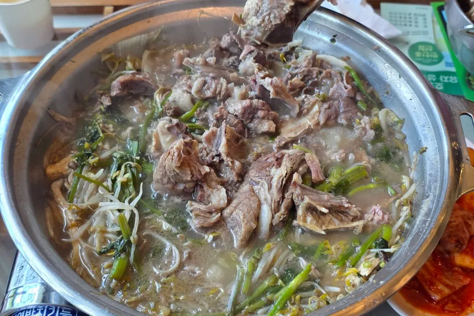 가위로 잘라낸 왕갈비뼈 살코기