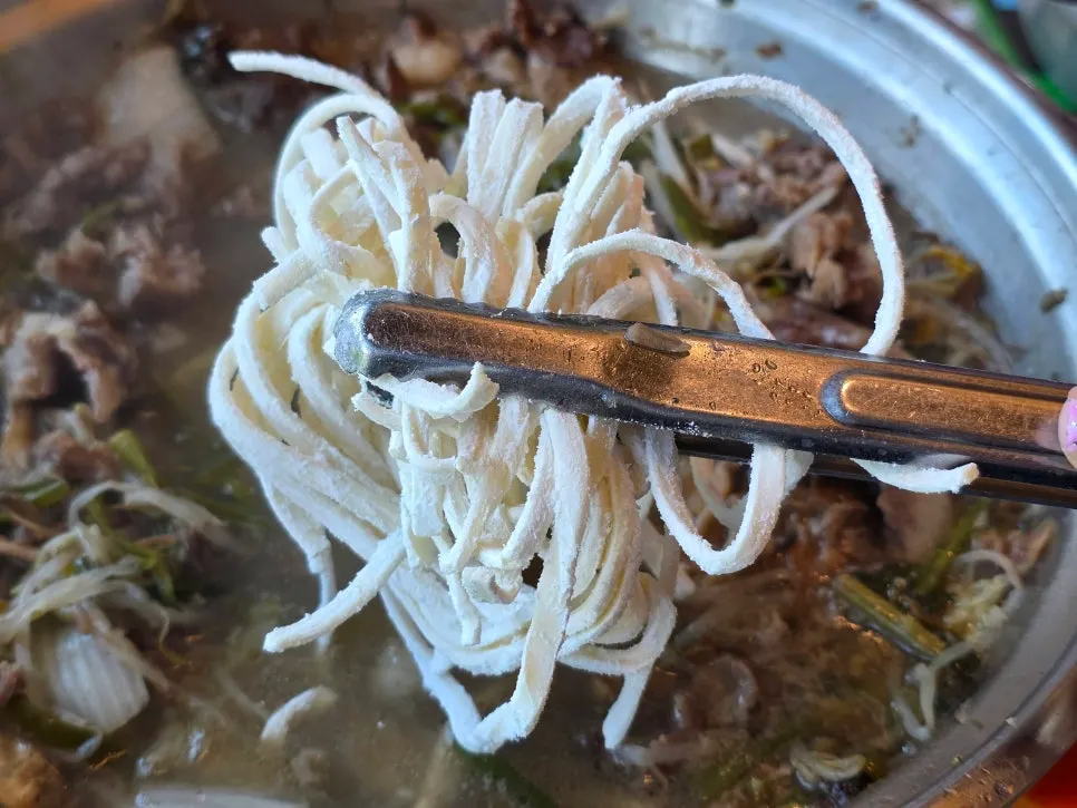 고기로 다시 채워진 전골 한 그릇