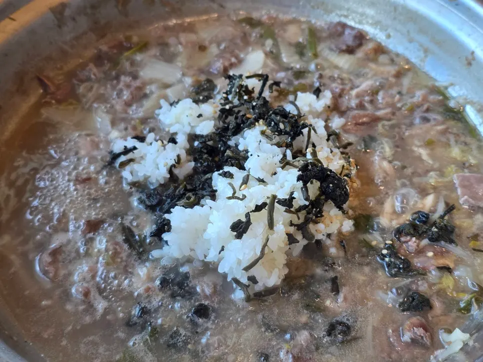 진해진 육수에 익은 칼국수