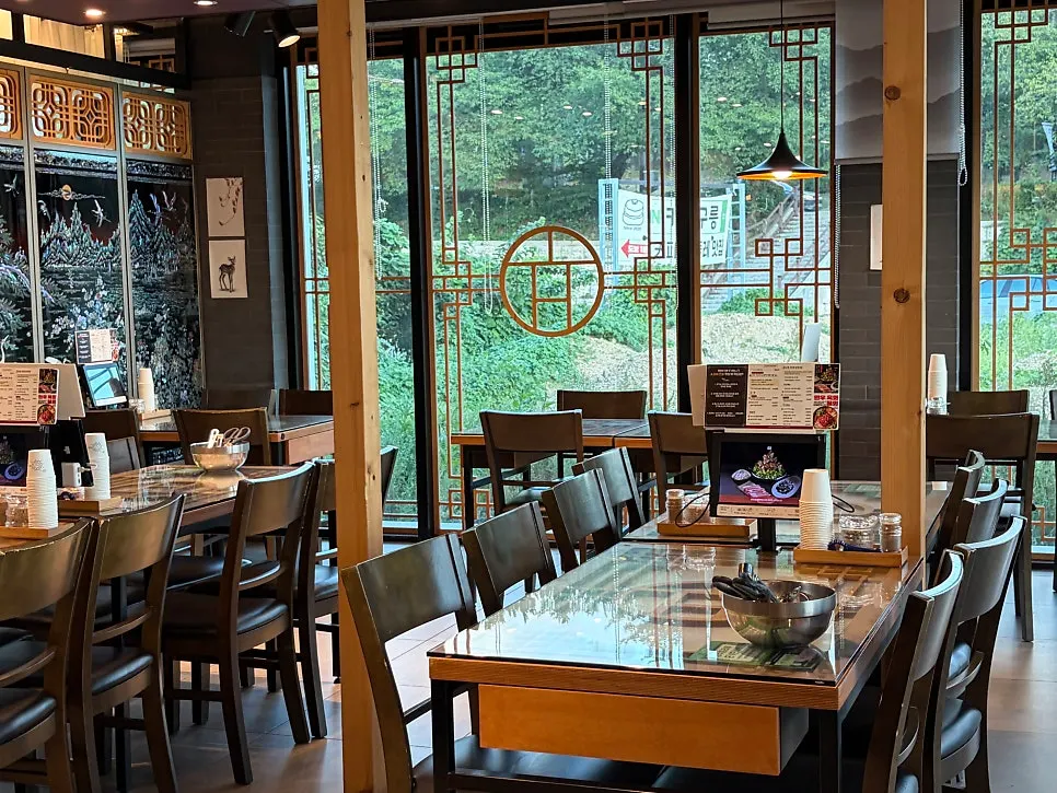 동궁원 맞은편 먹거리길에 자리한 효은옥 주변 거리