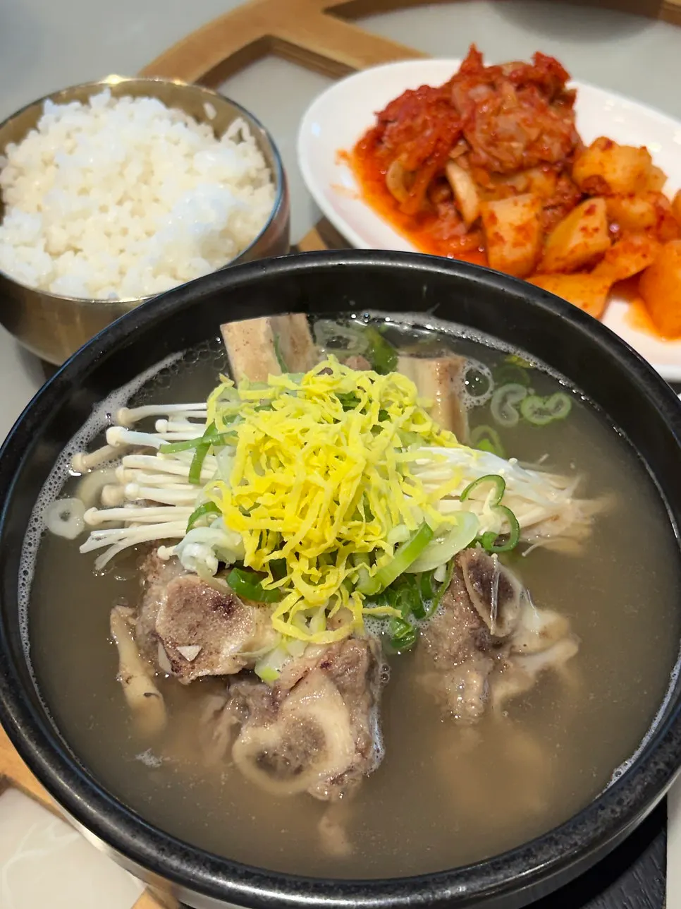 갈빗대와 계란 지단, 팽이버섯이 올라간 갈비탕 뚝배기