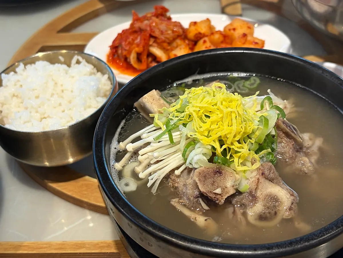 가위로 분리한 부드러운 갈비탕 갈빗살