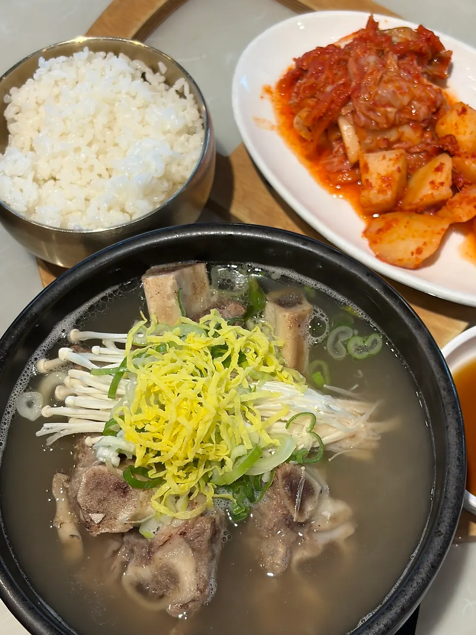 살코기를 건져 올린 효은옥 갈비탕