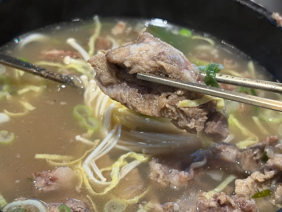 진한 국물의 효은옥 갈비탕 클로즈업