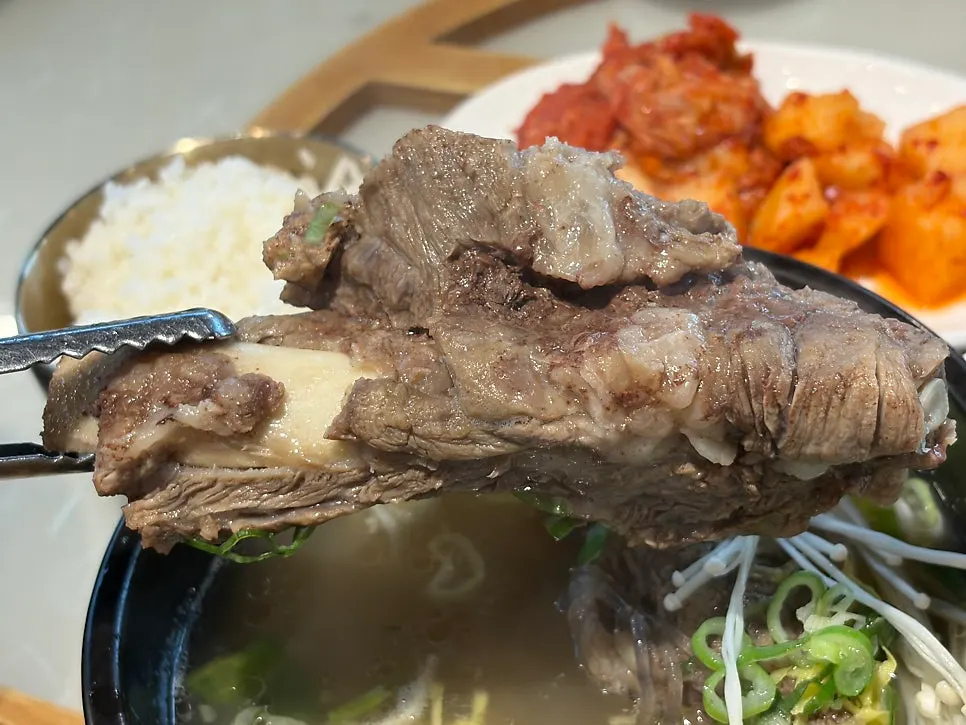 밥을 말아 먹는 갈비탕 한 그릇