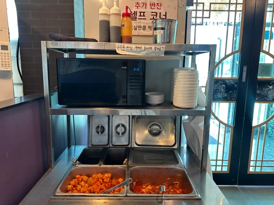 A full spread of Hyoeunok's side dishes