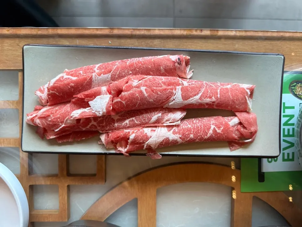 Beef bone meat fished out of the Ppyeoberest hot pot