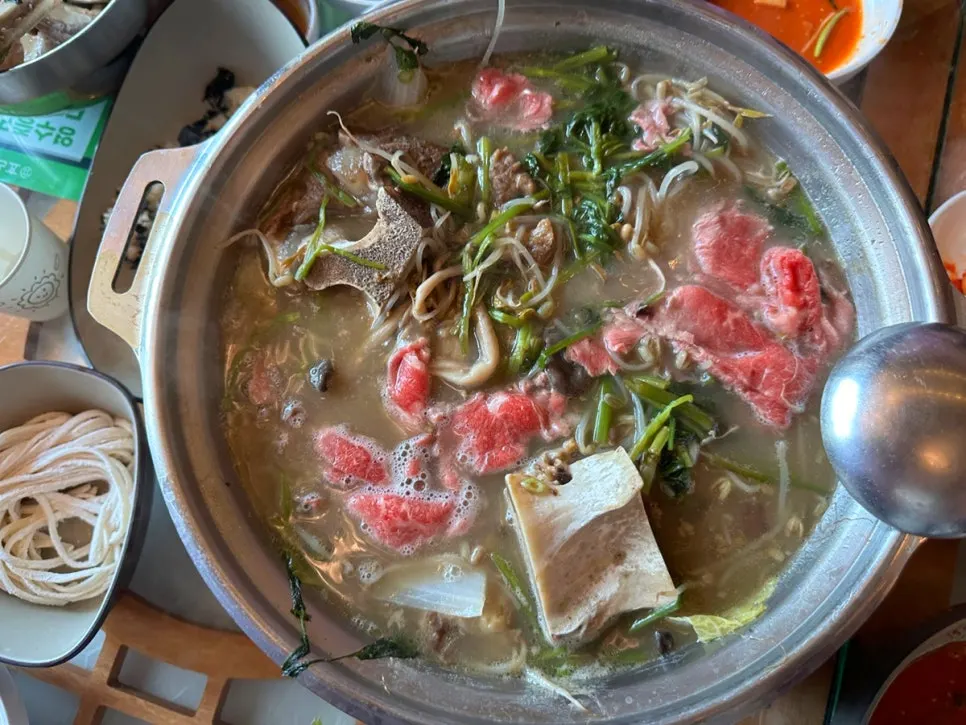 Beef belly shabu-shabu cooking in the beef bone broth