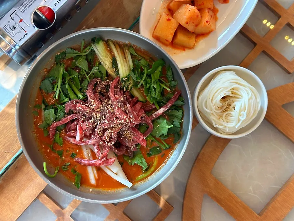 Spicy-tangy broth of the minari beef hoetjguk