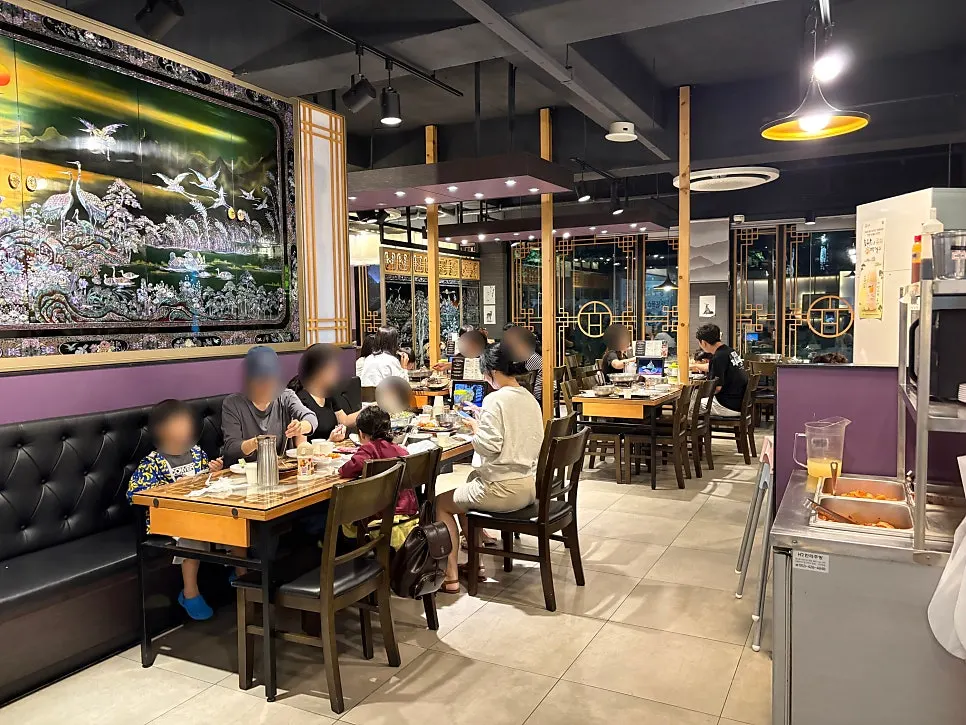 Spacious, neatly arranged interior of Hyoeunok