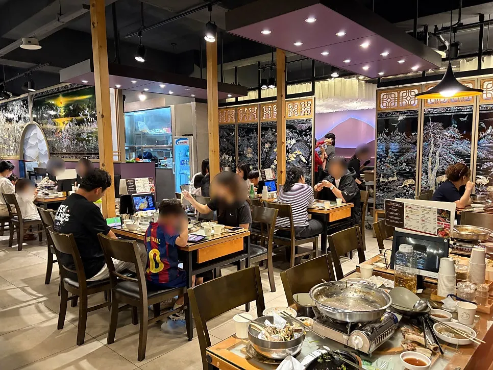 Interior atmosphere of the Hyoeunok Gyeongju Branch Korean restaurant