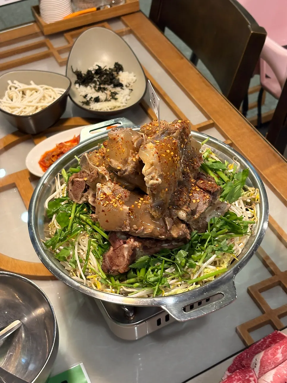 Basic side dishes at Hyoeunok including kimchi and kkakdugi