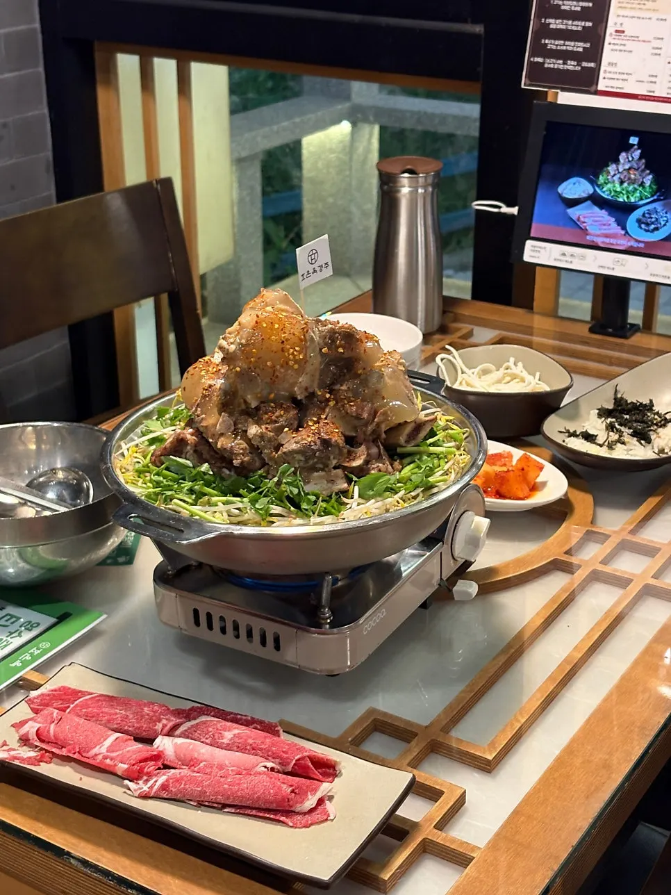 Neatly set side dish spread at Hyoeunok