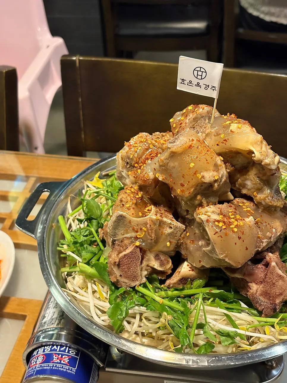 Hyoeunok's beef bone hot pot before it starts boiling
