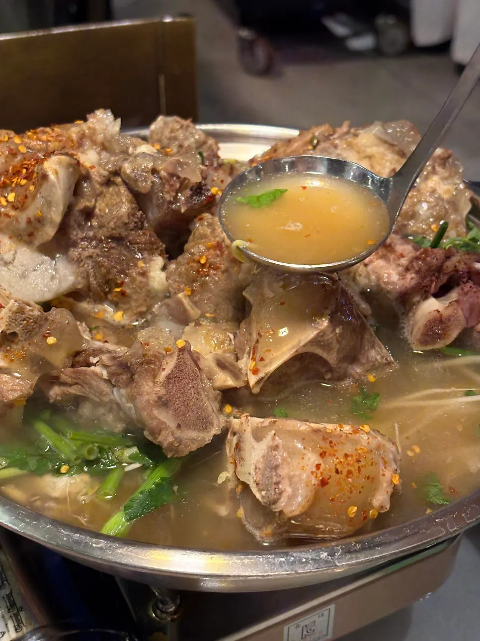 The Ppyeoberest beef bone hot pot piled up like a mountain