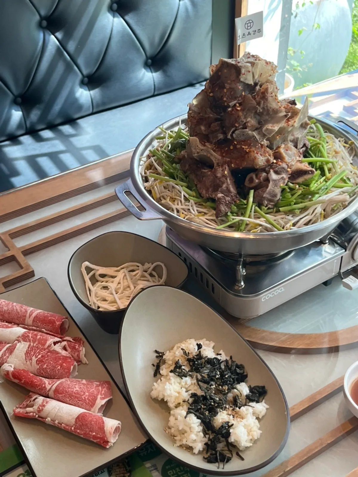 Table setting with the regular-spice Ppyeoberest mountain of beef bone hot pot