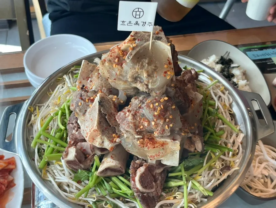 Beef ribs piled high like a mountain in the actual Ppyeoberest pot