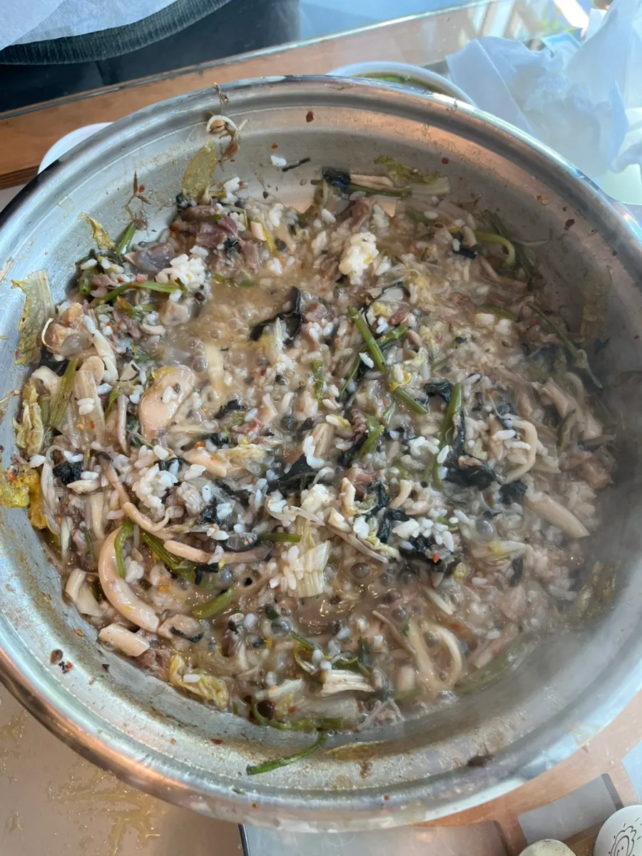 Kalguksu noodles and porridge finished in the remaining broth