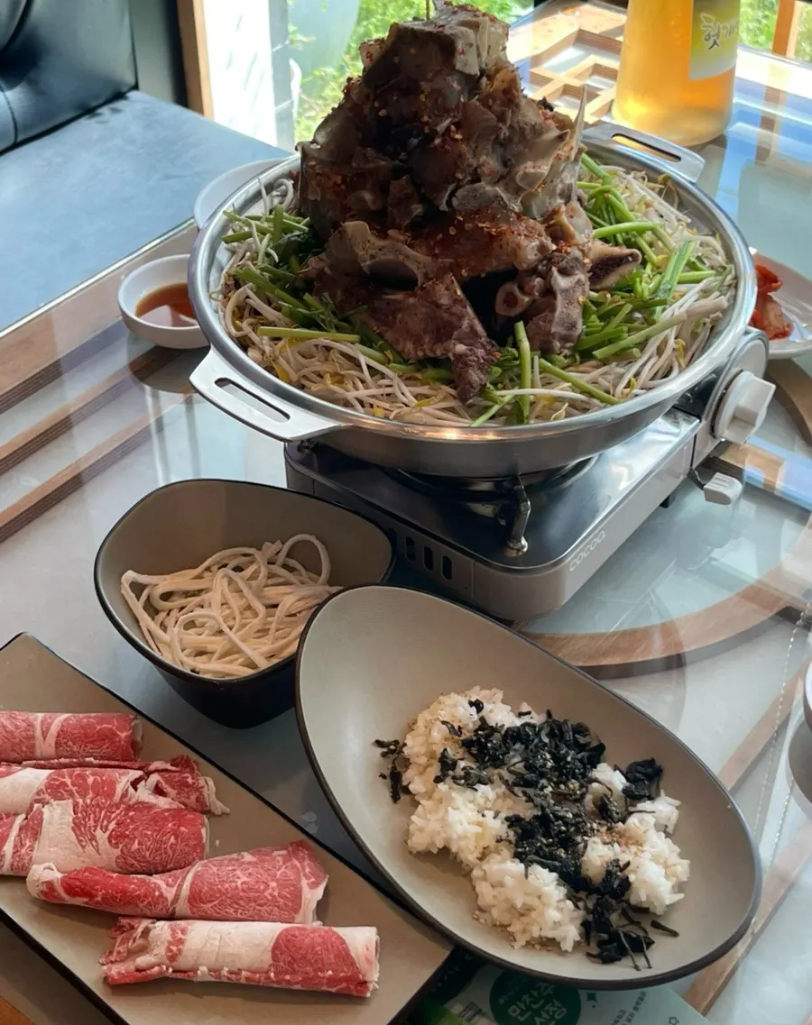 Side dishes of kimchi and refreshing kkakdugi