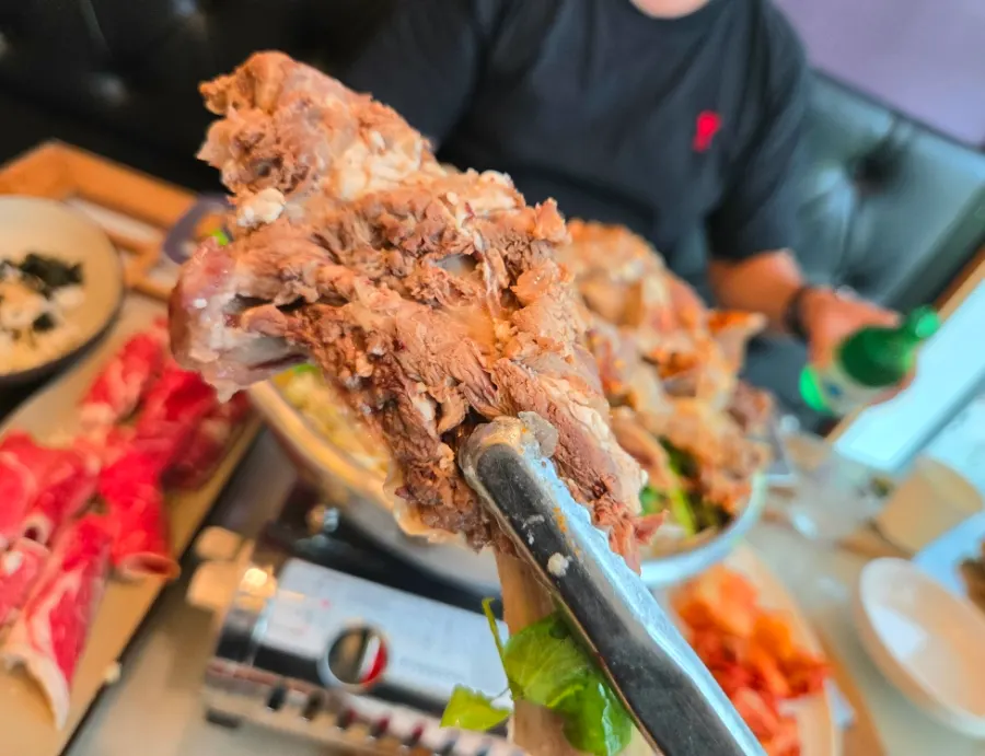 끓는 육수에서 건져 먹는 채소